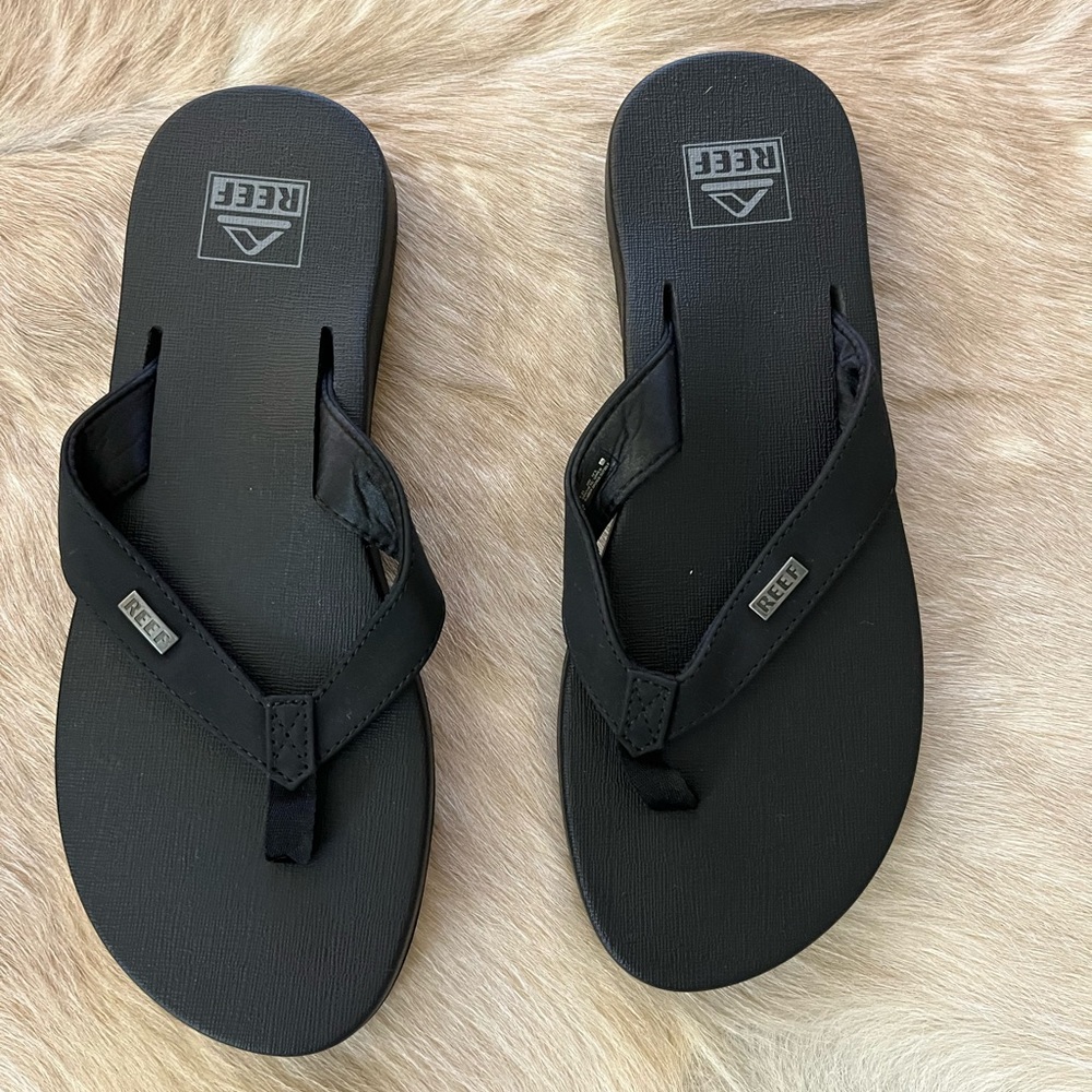 Woman’s Reef Flipflops like new. Only worn a couple of times